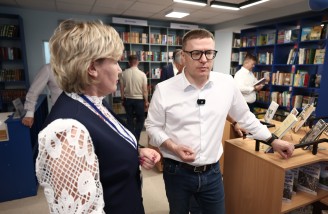 Алексей Текслер оценил ремонт Центральной библиотеки в селе Октябрьском. Автор фото - Наиль Фаттахов, ИА 
