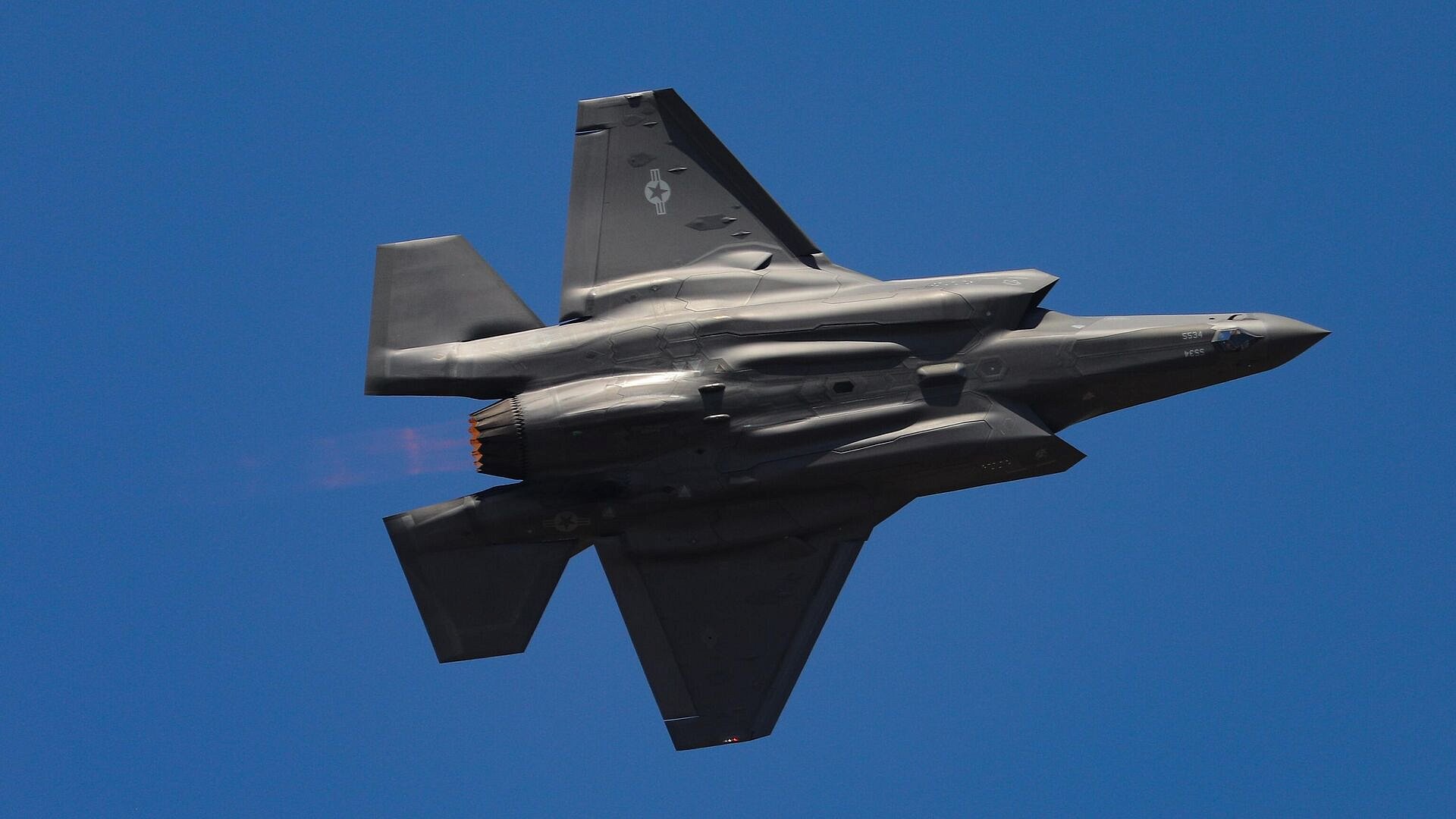 Два британских истребителя F-35 застряли на острове в Атлантике