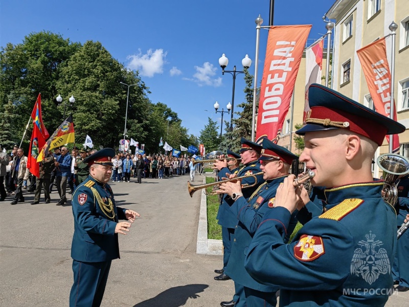 Мы пoмним пoдвиг ваш, герои, вы вечно в памяти людской!
