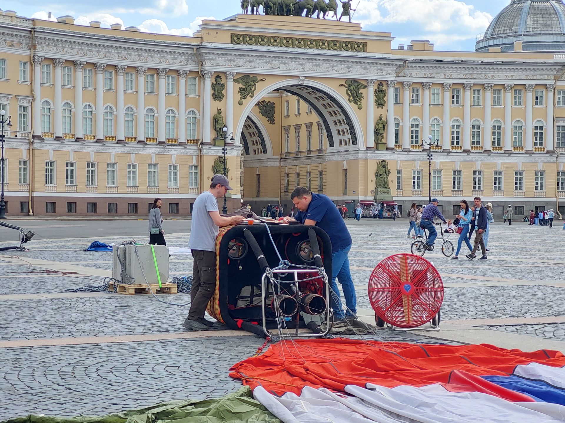 что находится на дворцовой площадь