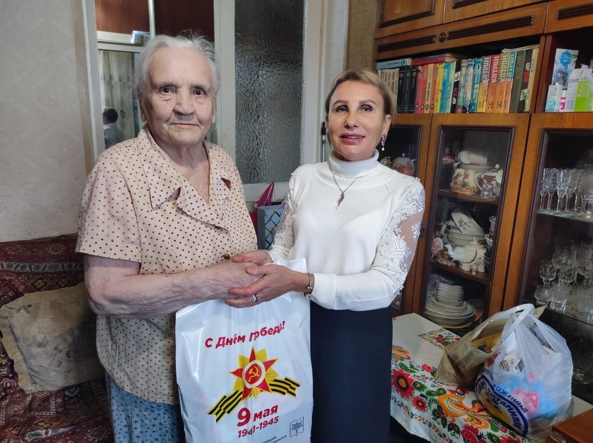 Елена Столярова навестила ветеранов своего округа