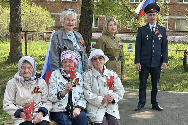 В мероприятии, приуроченном ко Дню Победы советских войск над немецко-фашистскими захватчиками, приняли участие сотрудники и ветераны исправительной колонии № 7, а также жители с. Азино. Участники почтили память ветеранов Великой Отечественной войны и тружеников тыла, возложив цветы к обелиску, установленному в память о защитниках Отечества, противостоявших гитлеровским войскам на полях сражений. В ходе мероприятия представители руководства ИК-7 поздравили присутствующих с праздником, пожелав сохранить память о героическом подвиге поколения победителей. Также в рамках празднования 81-й годовщины Победы за достижение высоких показателей в служебной деятельности сотрудникам учреждения были вручены благодарственные письма и ведомственные награды. Силами творческих коллективов досугового центра «Азинский» и сотрудников исправительной колонии № 7 была подготовлена концертная программа, в которую вошли патриотические музыкальные композиции и хореографические номера. 