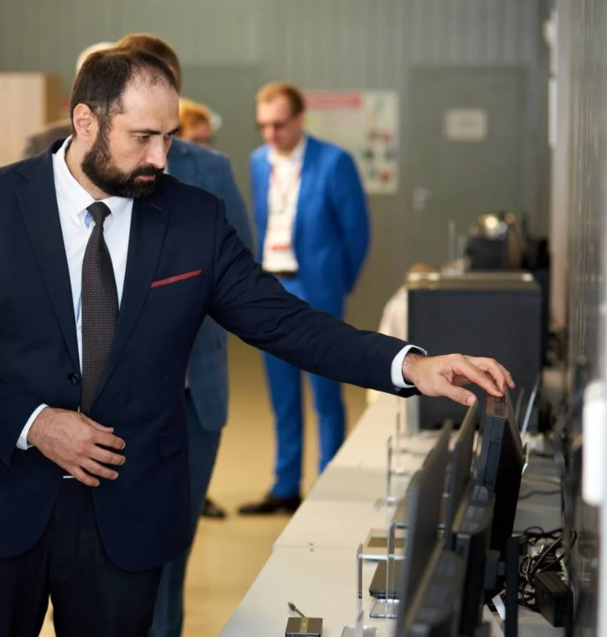 Заместитель Министра энергетики Российской Федерации Эдуард Шереметцев (справа)