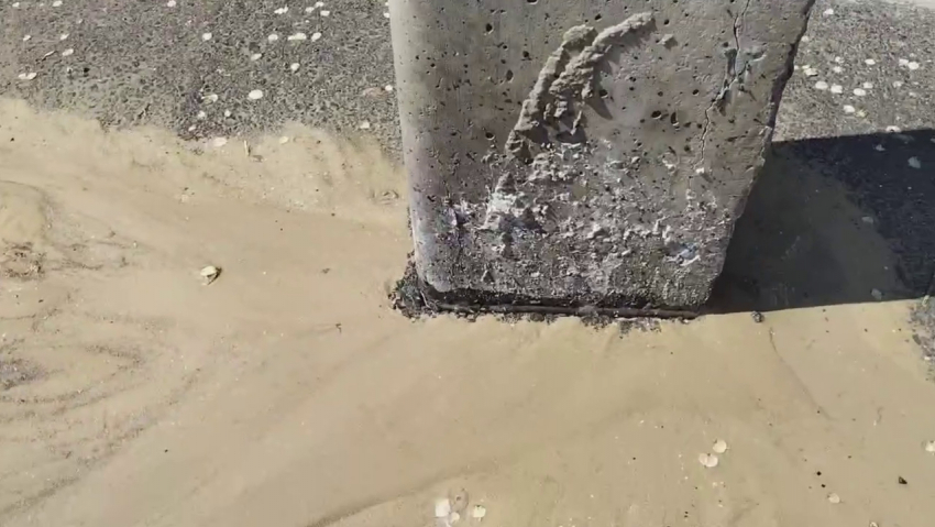 Вода забила из-под электроопоры в Волгограде: «Он уже накренился и провода натянулись»