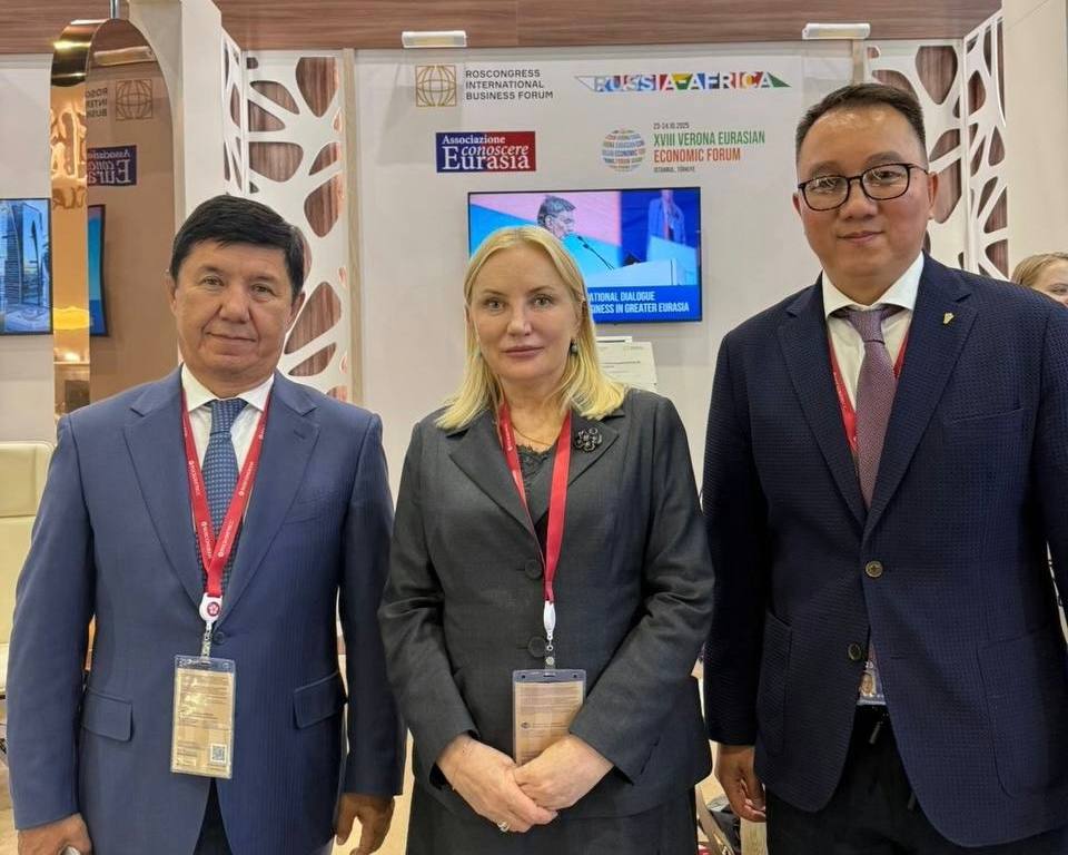 Слева направо: президент ТПП Кыргызстана Темир Сариев, президент ТПП Тюменской области Ольга Езикеева и представитель Кыргызстана