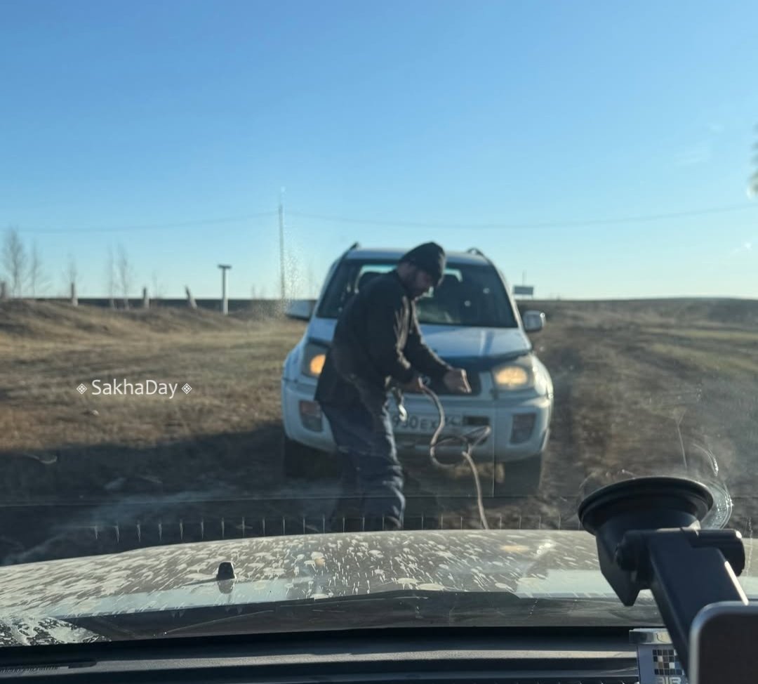 В Хатассах фермер спас девушку, чей автомобиль увяз в бездорожье