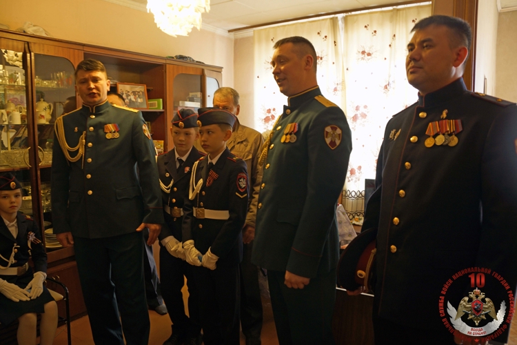 В Хабаровске военнослужащие и сотрудники Росгвардии поздравили с наступающим праздником Победы ветерана Великой Отечественной войны 