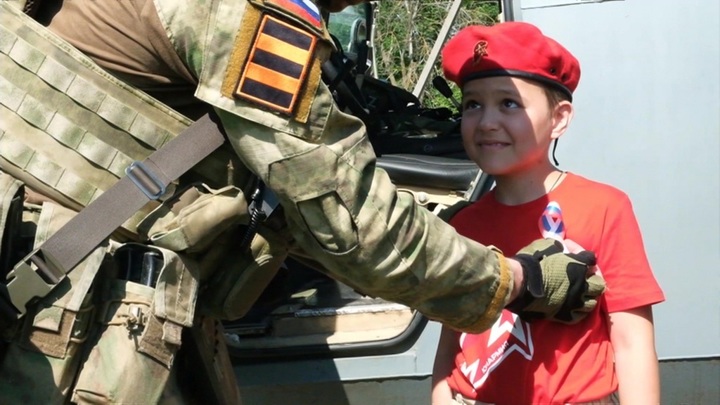 события в алешках. мальчик встречает военных. алеша павличенко белгород. мальчик белгород встречает военных. мальчик алеша из белгородской шоколад.