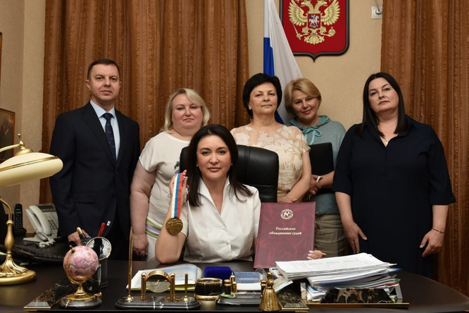 В 2022 году Татьяна Юрова (в центре) получила звание «Судья года»