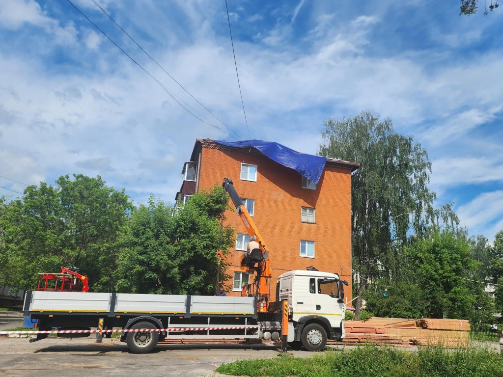 В городе Луховицы ремонтируют кровлю жилого дома на улице Воробьева