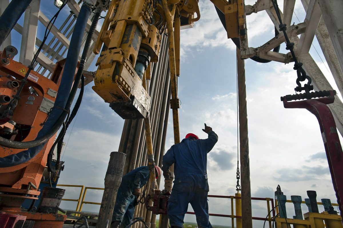 МЭА зафиксировало в 2025 г. замедление мирового спроса на нефть на фоне роста предложения