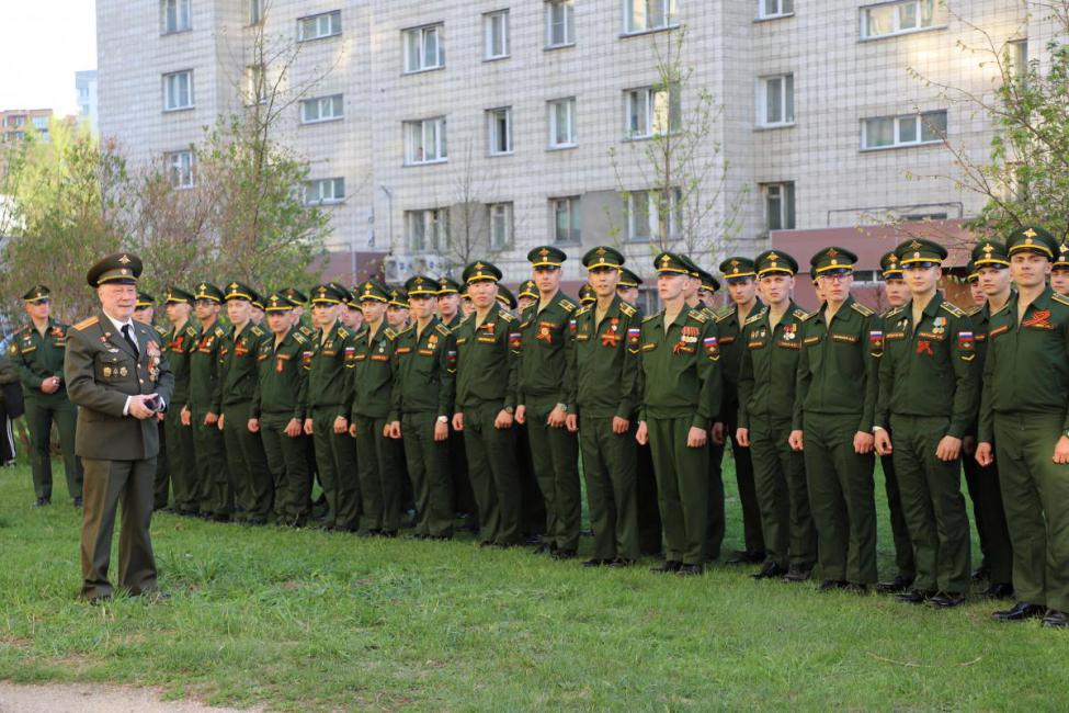 Офицеры и курсанты НВВКУ на параде у дома ветерана, фото Александры Федотовой