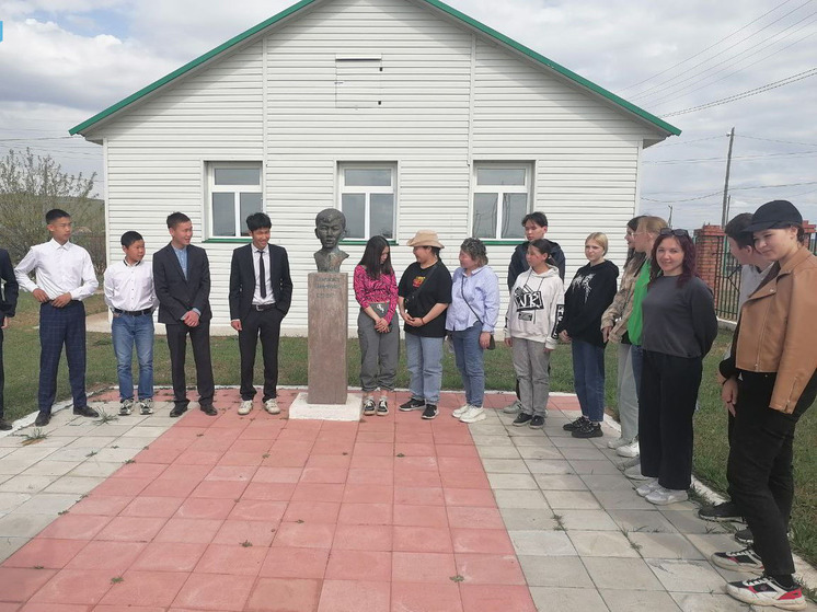 В Еравнинском районе Бурятии студенты провели час поэзии Намжила Нимбуева