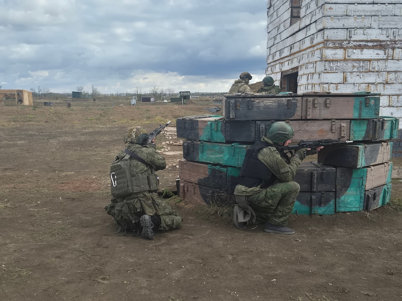 На полигоне ЮВО военнослужащие, заключившие первый контракт, отрабатывают штурм зданий, декабрь 2025 г.