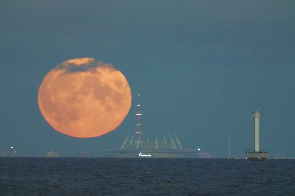 Луна близко к земле. Суперлуние 2022. Суперлуние фото. Суперлуние 2023 фото. Суперлуние в октябре 2024.