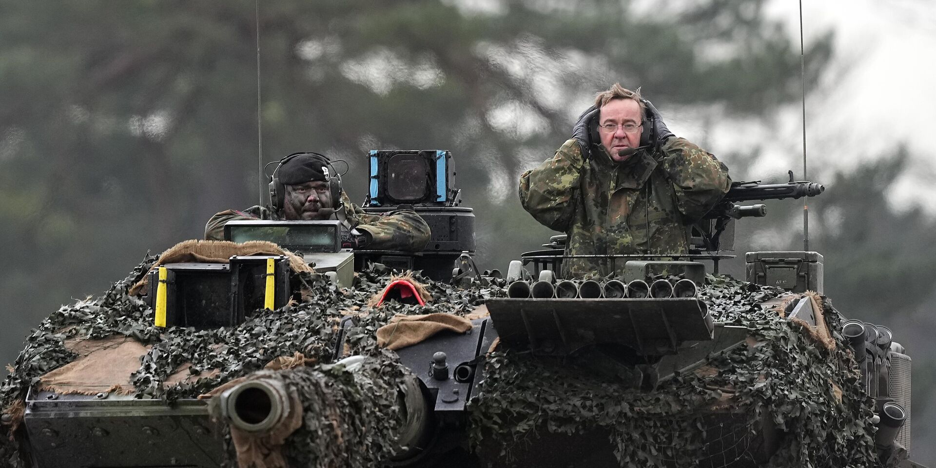 Министр обороны Германии Борис Писториус на танке Leopard 2 в 203-м танковом батальоне бундесвера, Германия - ИноСМИ, 1920, 22.09.2025