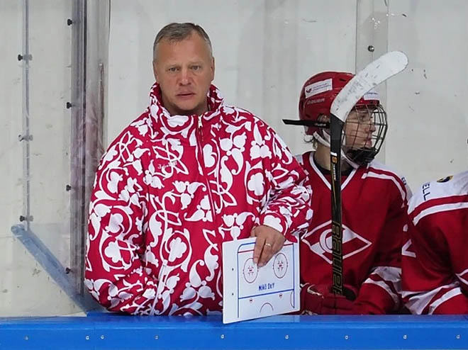 В 2017 году Олег Викторович был главным тренером молодёжной команды «Спартака» (Москва) на Мемориале Крутова.