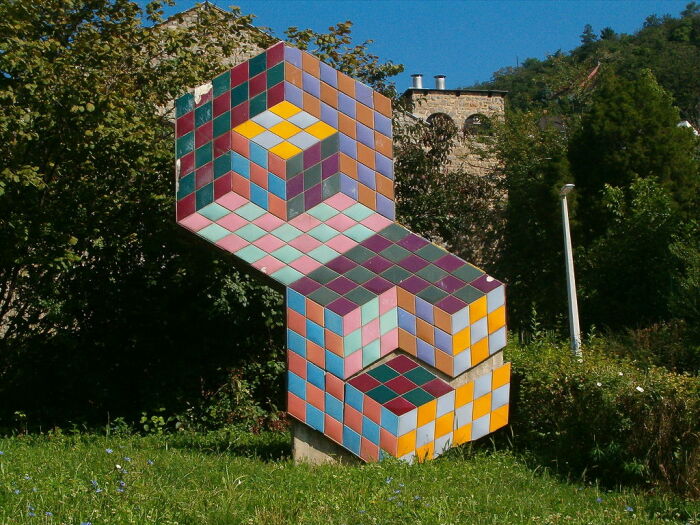 Скульптура Виктора Вазарели в родном городе Пече. Фото: wikipedia.org.