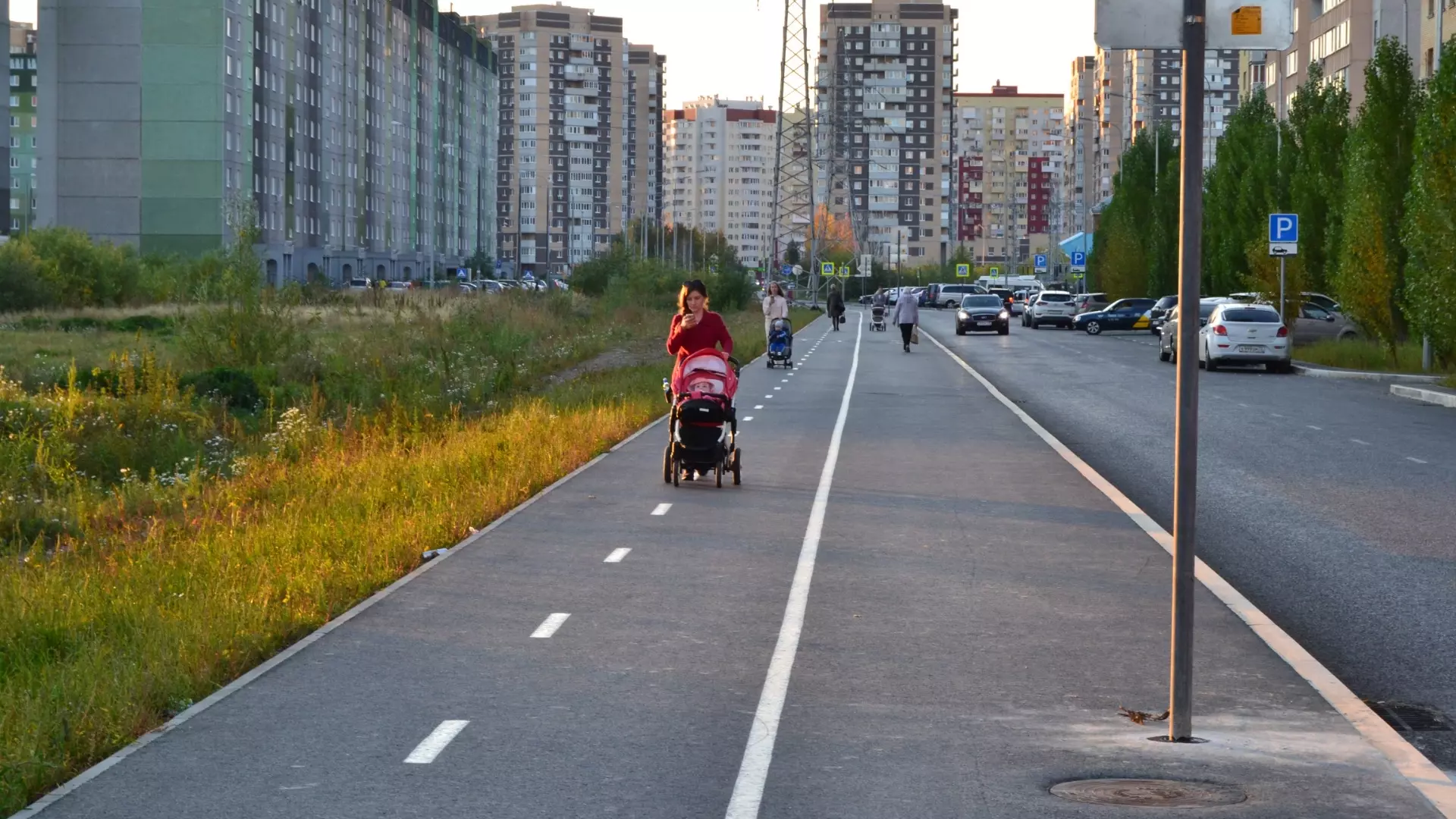 Новый тротуар. Тротуар. Пешеходы в парке. На улице. Парк 850 летия Нижний Новгород.