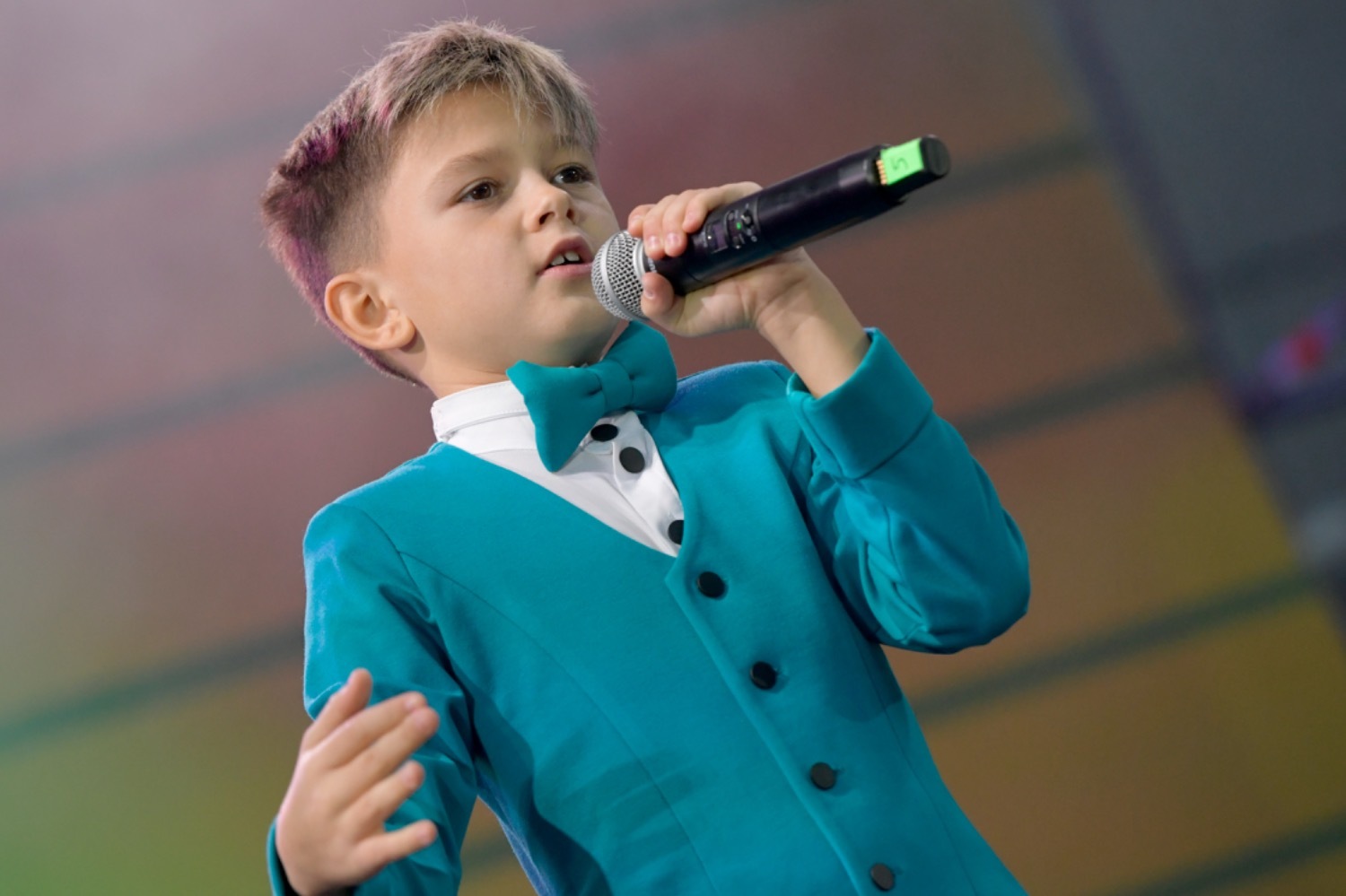 семейный оркестр. поход в театр. зрители в театре. детей и взрослых выступил. дети выступают.