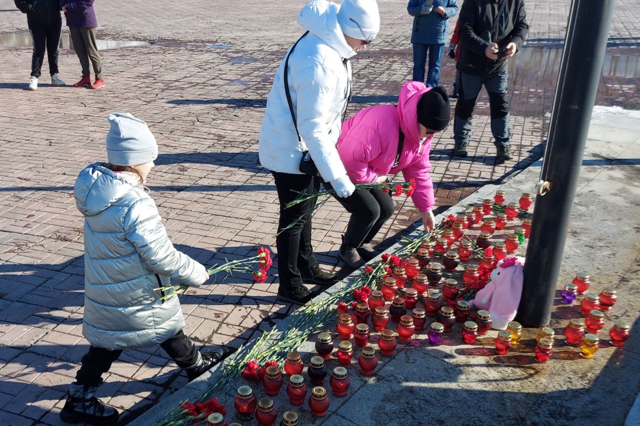 В краевой столице жители приносят цветы к стихийному мемориалу памяти погибших в результате теракта в Москве 22 марта