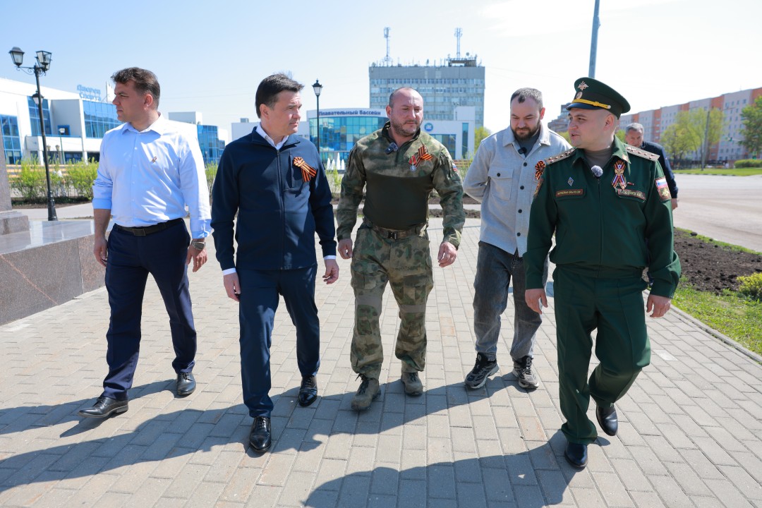 Андрей Воробьев возложил цветы к стеле «Город воинской славы» в Можайске