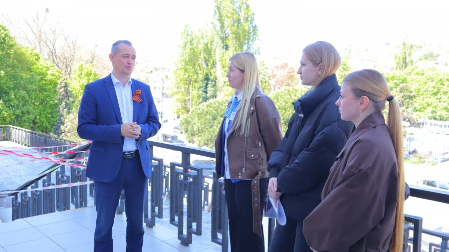 Служба занятости Севастополя организовала профэкскурсию для студентов в МФЦ