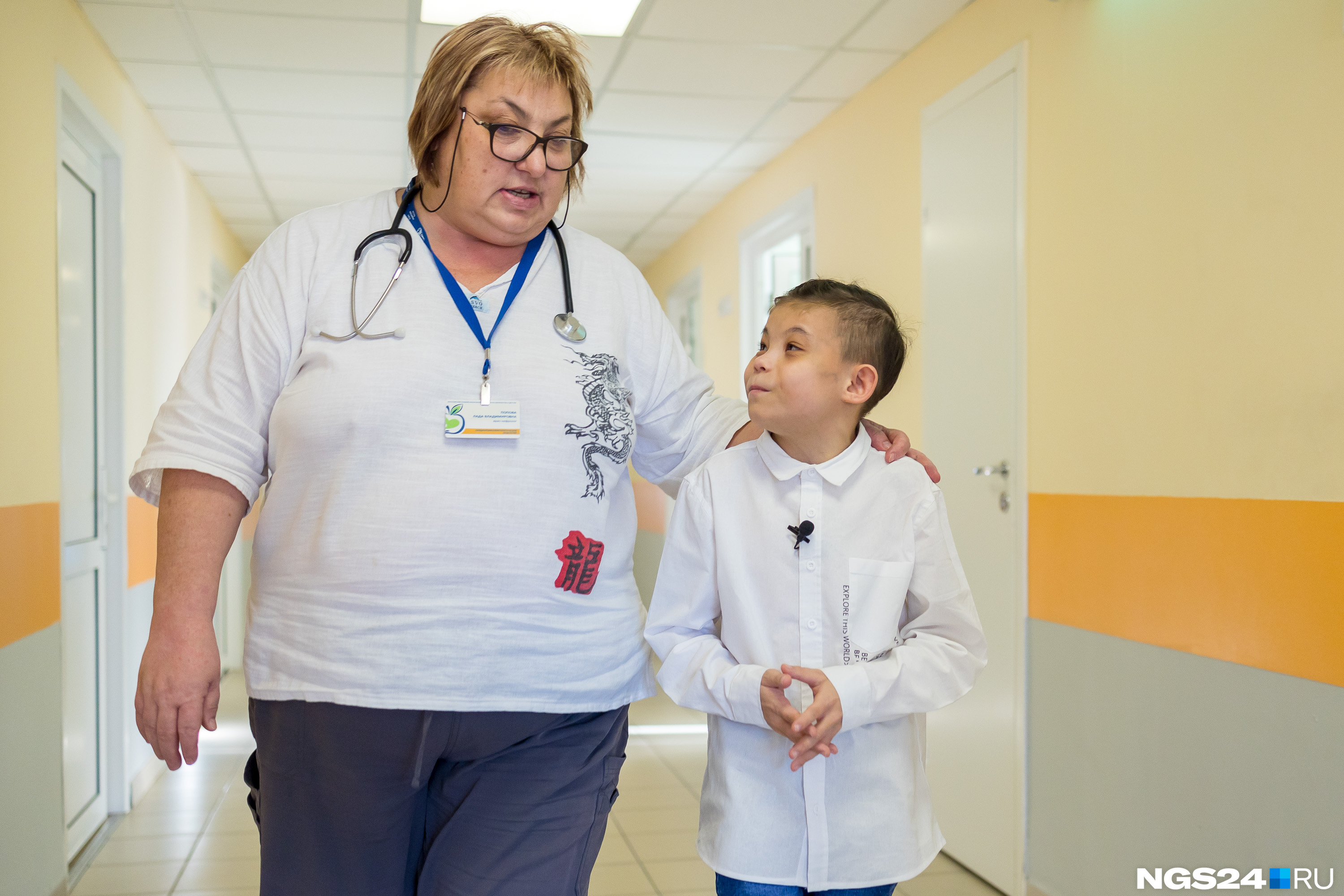 Лечащий врач Володи Лада Попова старается обсуждать с пациентом не только медицинские вопросы