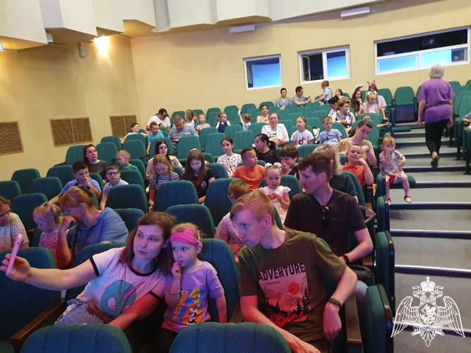 В Иванове дети росгвардейцев посетили кукольный театр