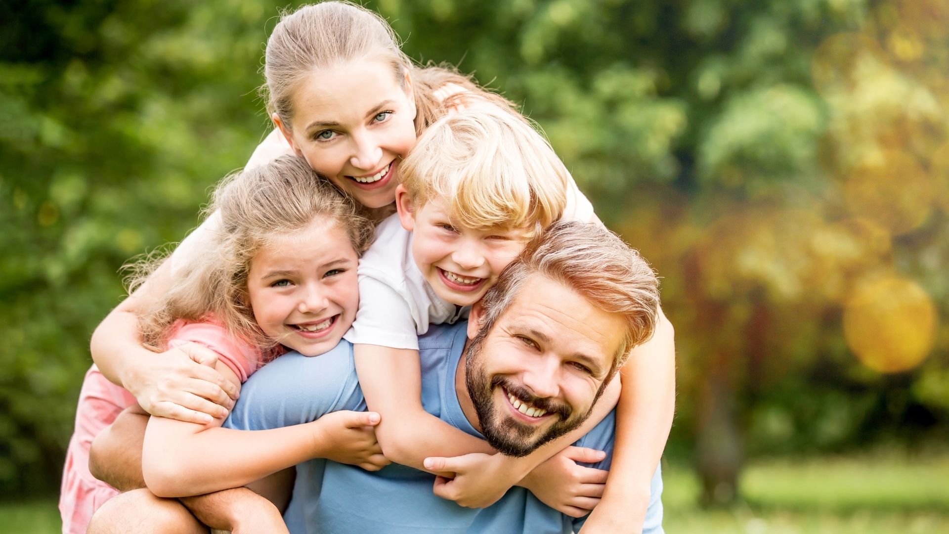 Стрижки для всей семьи. Детям про семью видео. Мы семья - we are family. Семья в парке аттракционов. Видеоролик семья.