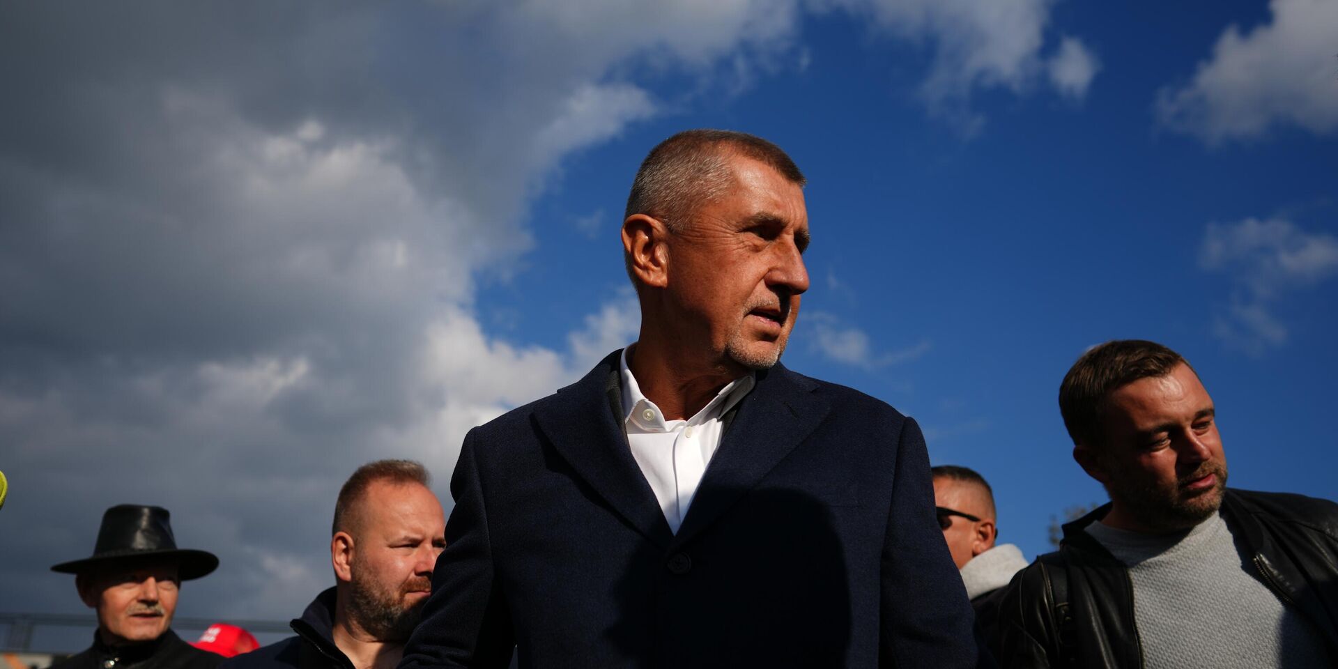 Экс-премьер Чехии и лидер оппозиционного движения ANO (Акция недовольных граждан) Андрей Бабиш со своими сторонниками во время митинга в преддверии парламентских выборов в Праге - ИноСМИ, 1920, 03.10.2025