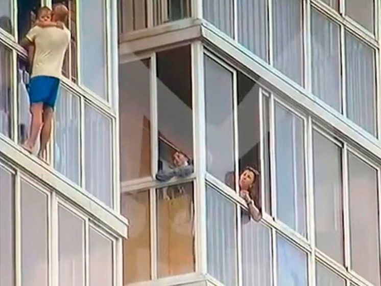 В Иркутске вновь будут рассматривать дело мужчины, который хотел спрыгнуть с балкона с трёхлетним сыном