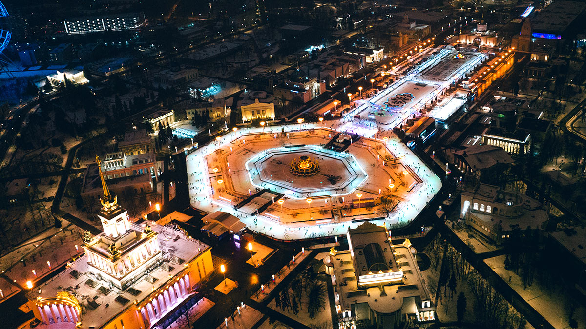 25 ноября вднх. Каток ВДНХ. ВДНХ В Москве зимой. Каток ВДНХ ночью. ВДНХ В Москве на новый год.