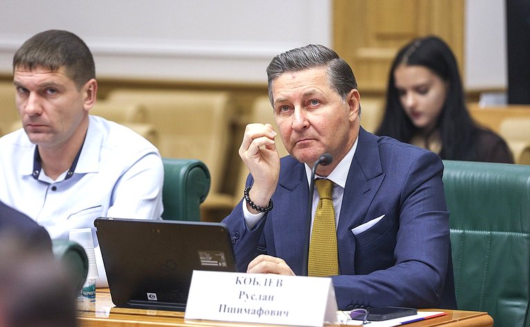 Круглый стол на тему «Особый порядок привлечения к административной ответственности судей и иных должностных лиц, выполняющих определенные государственные функции»