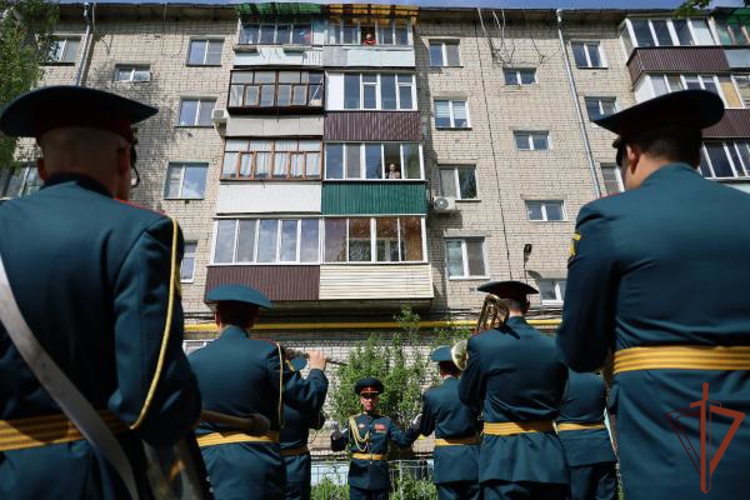 В Казани росгвардейцы приняли участие в параде у дома ветерана