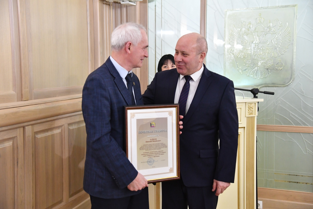 Мэр хабаровска вручил сертификаты. Административный Союз Хабаровск. Мэр города Хабаровска. Кравчук мэр Хабаровска фото