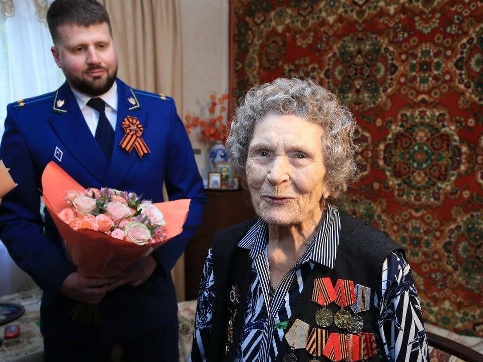 Фронтовую медсестру из Долгопрудного поздравили с наступающим Днем Победы