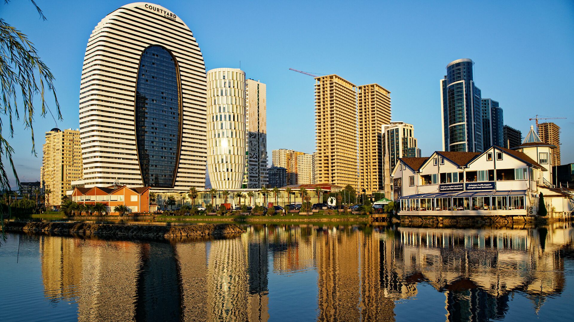 Город Батуми в солнечную погоду. Дома на первой линии у моря - Sputnik Грузия, 1920, 26.07.2025