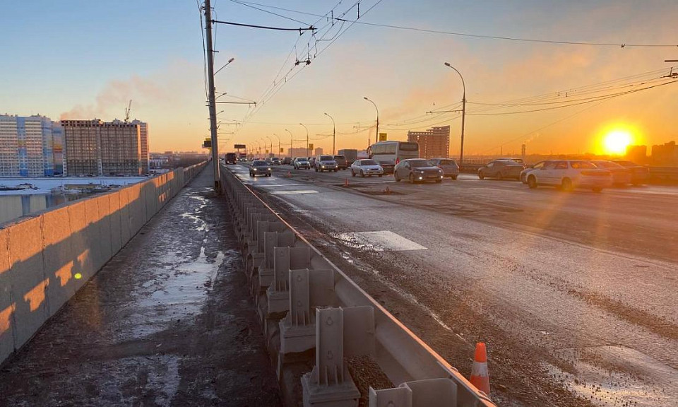 На Димитровском мосту в Новосибирске сняли верхний слой асфальтового покрытия