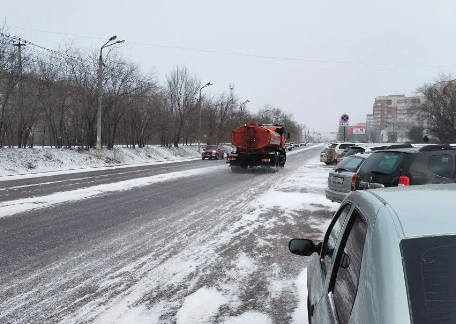 Коммунальщики наводят порядок на дорогах Волжского 