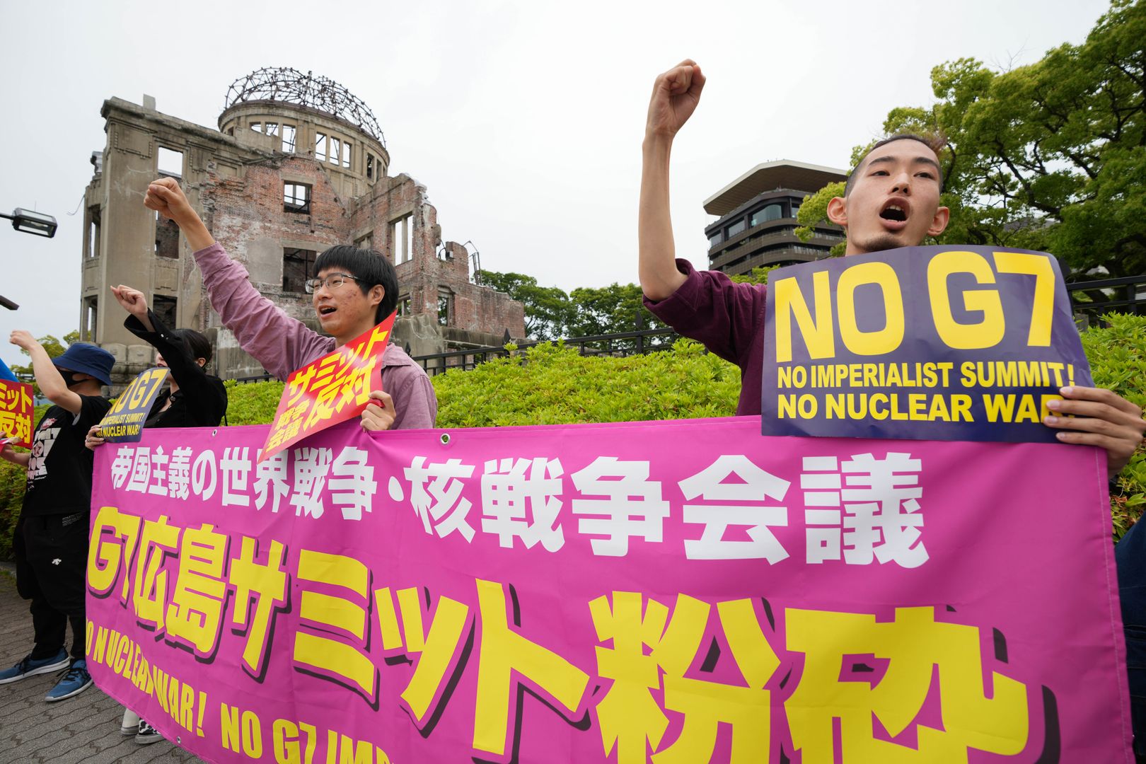 Митинг в Мемориальном парке мира в Хиросиме в знак протеста против предстоящего саммита Большой семерки (G7) в Хиросиме, Япония, 18 мая 2023