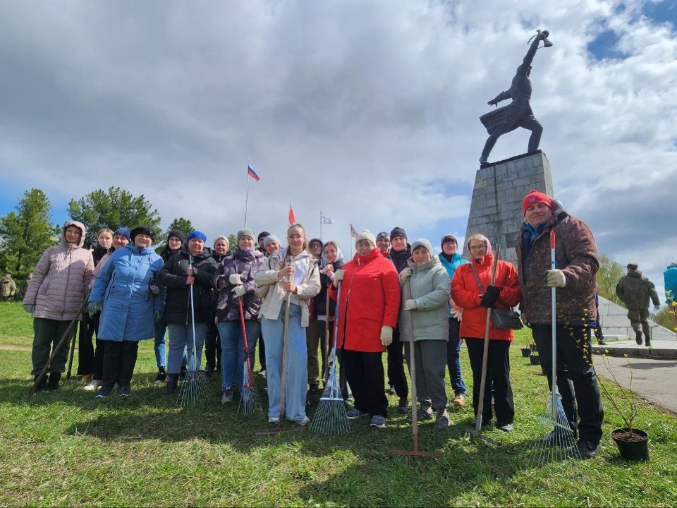 Активисты убрались и посадили деревья на легендарной Перемиловской высоте