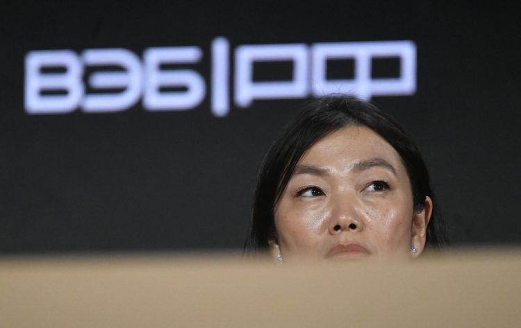 Создательница WB Татьяна Ким в течение сессии очень внимательно слушала представителей власти и периодически с подозрением на них поглядывала