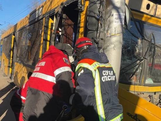 В Саратове на Большой Горной автобус №11 врезался в столб, пострадали 9 человек