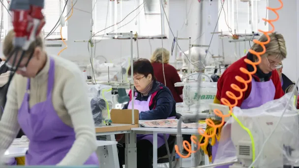 Сотрудницы швейной фабрики (Фото Александра Полегенько / ТАСС)