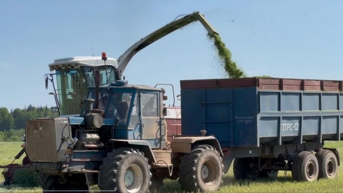 Аграрии Удмуртии ведут кормозаготовку в сложных погодных условиях