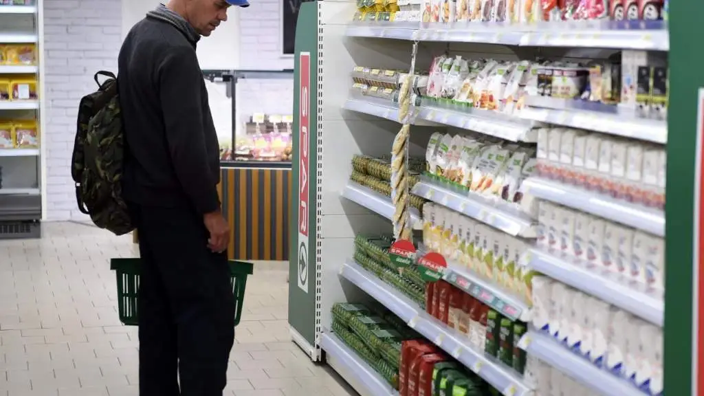 Жители рассказали, как снизить рост цен на продукты в Латвии