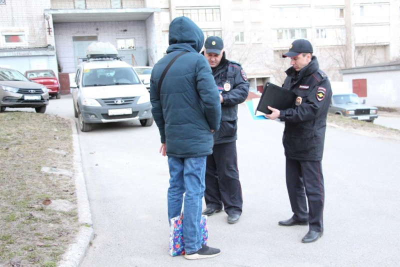 Сотрудник полиции нарушает закон