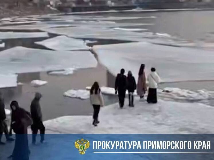 Провалившаяся под лед в центре Владивостока девушка навлекла прокуратуру на город