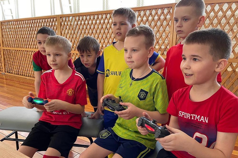 игры будущего фиджитал-футбол. всемирные состязания по траханью молодых парней. международный мультиспортивный турнир. фиджитал скейтборлинг. рф.